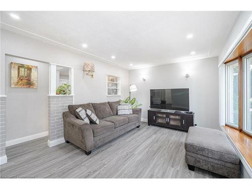 50 Beacon Avenue, Hamilton, ON - Indoor Photo Showing Living Room