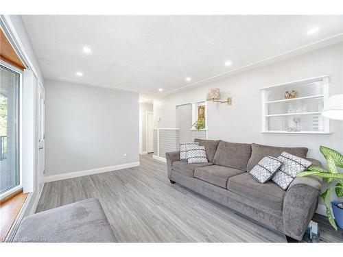 50 Beacon Avenue, Hamilton, ON - Indoor Photo Showing Living Room