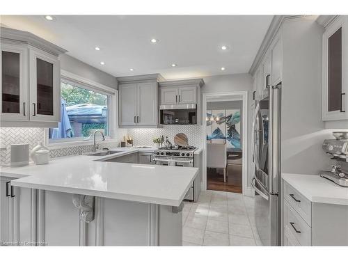 1720 Valentine Gardens, Mississauga, ON - Indoor Photo Showing Kitchen With Upgraded Kitchen