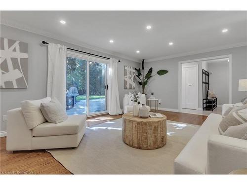 1720 Valentine Gardens, Mississauga, ON - Indoor Photo Showing Living Room