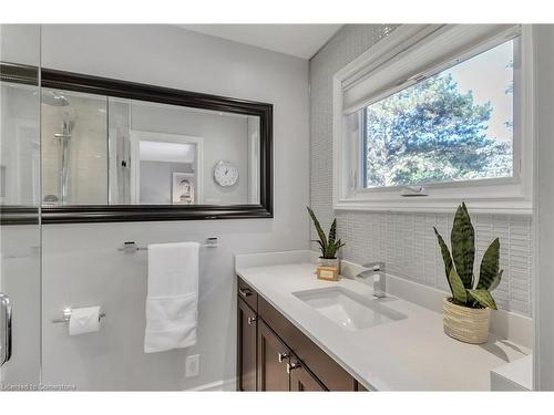 1720 Valentine Gardens, Mississauga, ON - Indoor Photo Showing Bathroom