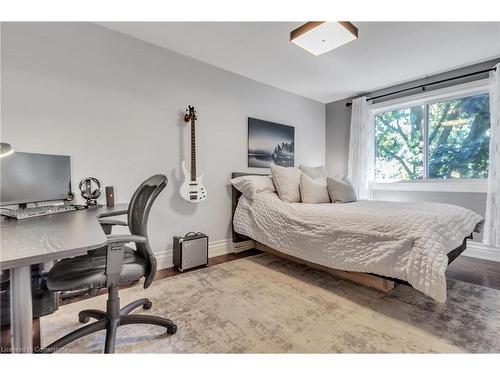 1720 Valentine Gardens, Mississauga, ON - Indoor Photo Showing Bedroom