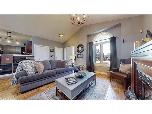 1 Fuller Drive, Caledonia, ON - Indoor Photo Showing Living Room