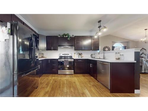 1 Fuller Drive, Caledonia, ON - Indoor Photo Showing Kitchen