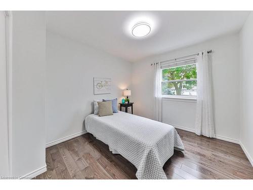 291 Antigua Road, Mississauga, ON - Indoor Photo Showing Bedroom