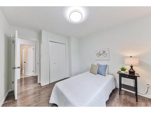 291 Antigua Road, Mississauga, ON - Indoor Photo Showing Bedroom