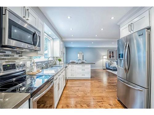 1825 Pattinson Crescent, Mississauga, ON - Indoor Photo Showing Kitchen With Upgraded Kitchen