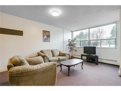 319-551 The West Mall, Toronto, ON - Indoor Photo Showing Living Room