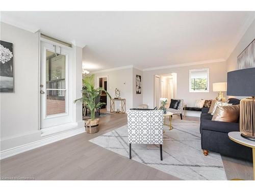 319-551 The West Mall, Toronto, ON - Indoor Photo Showing Living Room