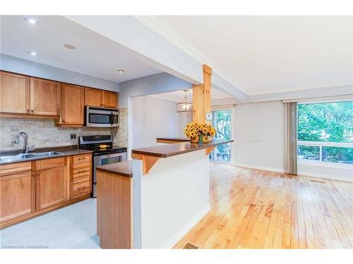 86-60 Hanson Road, Mississauga, ON - Indoor Photo Showing Kitchen With Double Sink