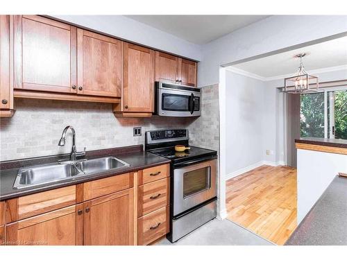 86-60 Hanson Road, Mississauga, ON - Indoor Photo Showing Kitchen With Double Sink