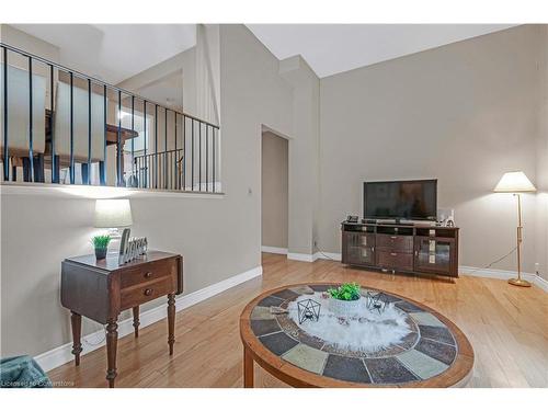 27-2020 South Millway, Mississauga, ON - Indoor Photo Showing Living Room