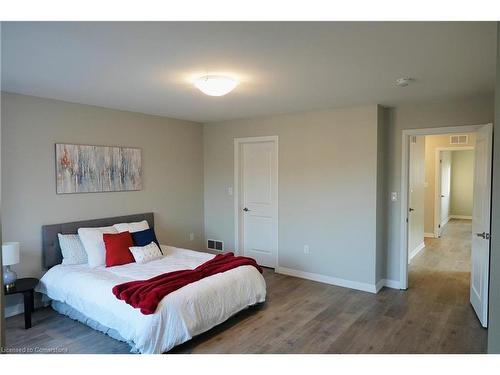 22 Bur Oak Drive, Thorold, ON - Indoor Photo Showing Bedroom