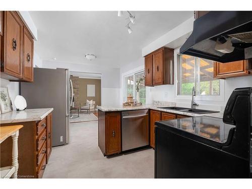 1209 Melton Drive, Mississauga, ON - Indoor Photo Showing Kitchen