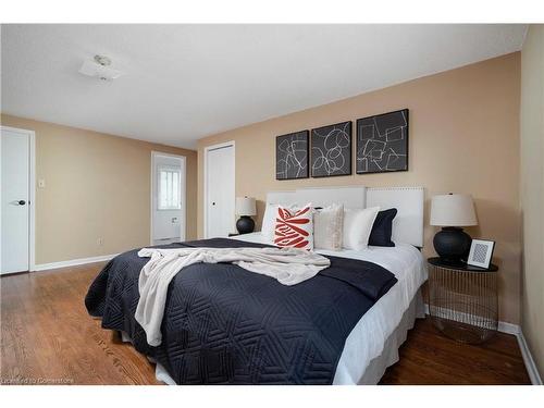 1209 Melton Drive, Mississauga, ON - Indoor Photo Showing Bedroom