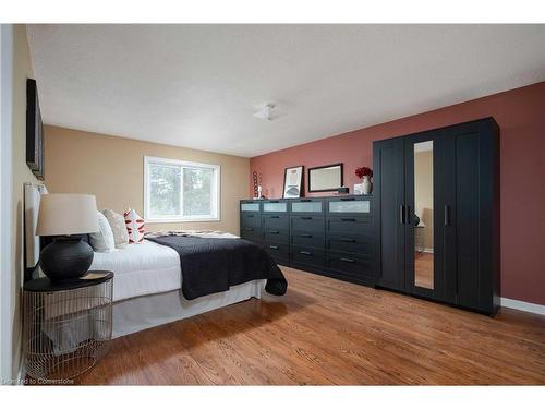 1209 Melton Drive, Mississauga, ON - Indoor Photo Showing Bedroom