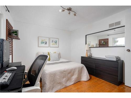 1209 Melton Drive, Mississauga, ON - Indoor Photo Showing Bedroom