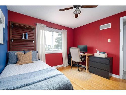 1209 Melton Drive, Mississauga, ON - Indoor Photo Showing Bedroom