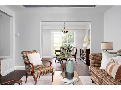 1209 Melton Drive, Mississauga, ON - Indoor Photo Showing Living Room