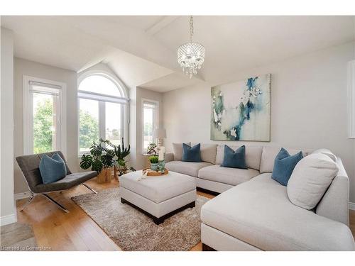 1 Resolute Drive, Hamilton, ON - Indoor Photo Showing Living Room