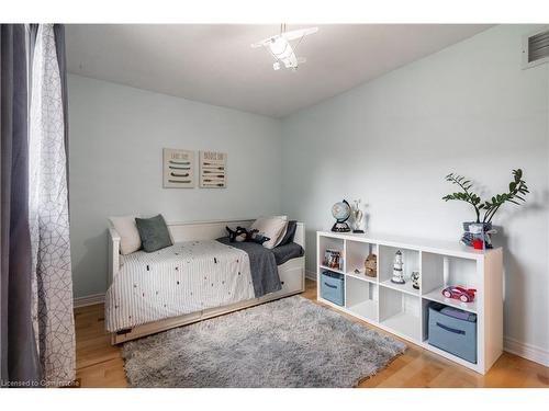 1 Resolute Drive, Hamilton, ON - Indoor Photo Showing Bedroom