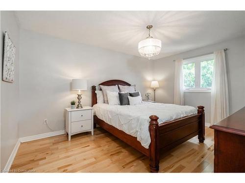 1 Resolute Drive, Hamilton, ON - Indoor Photo Showing Bedroom