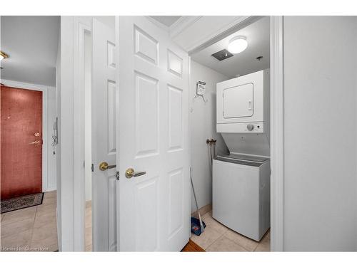 1215-100 Burloak Drive, Burlington, ON - Indoor Photo Showing Laundry Room