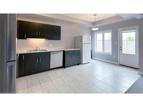 9 Bur Oak Drive, Thorold, ON - Indoor Photo Showing Kitchen With Double Sink