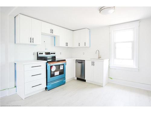 367 Hellems Avenue, Welland, ON - Indoor Photo Showing Kitchen