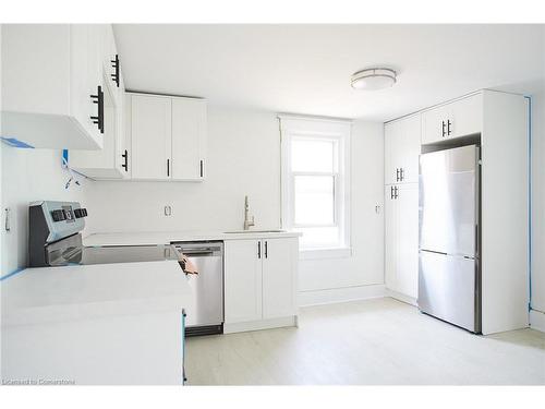 367 Hellems Avenue, Welland, ON - Indoor Photo Showing Kitchen