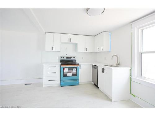 367 Hellems Avenue, Welland, ON - Indoor Photo Showing Kitchen