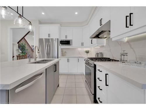 3079 Neyagawa Boulevard, Oakville, ON - Indoor Photo Showing Kitchen With Stainless Steel Kitchen With Double Sink With Upgraded Kitchen