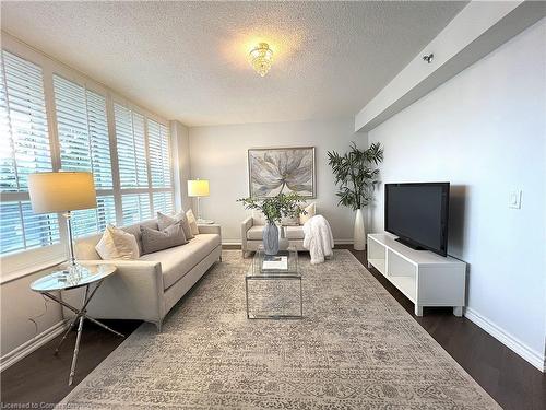 209-4640 Kimbermount Avenue, Mississauga, ON - Indoor Photo Showing Living Room