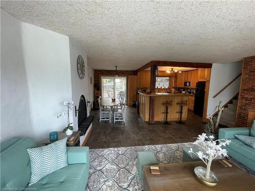 268 Manchester Road, Kitchener, ON - Indoor Photo Showing Living Room