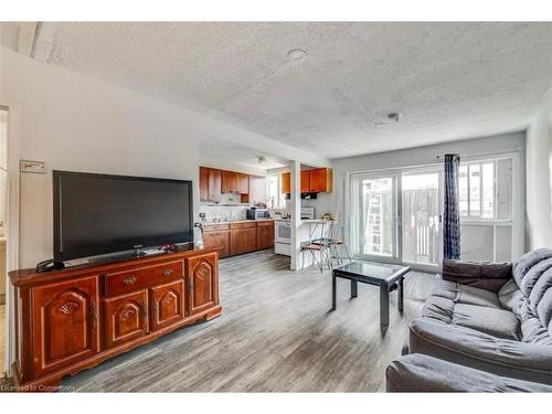 1357 Main Street E, Hamilton, ON - Indoor Photo Showing Living Room