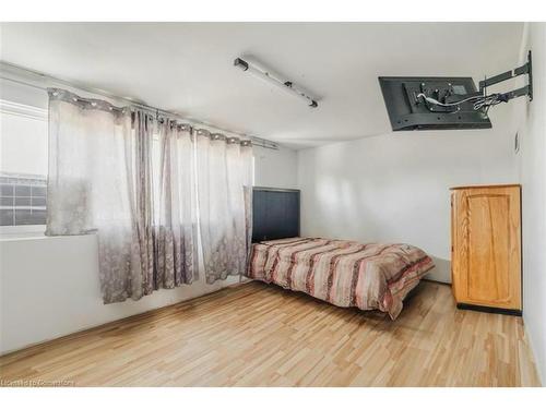 1357 Main Street E, Hamilton, ON - Indoor Photo Showing Bedroom