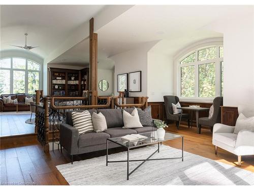 908 Bishop Place, Hamilton, ON - Indoor Photo Showing Living Room