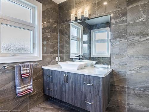 63 Poplar Street, Ancaster, ON - Indoor Photo Showing Bathroom