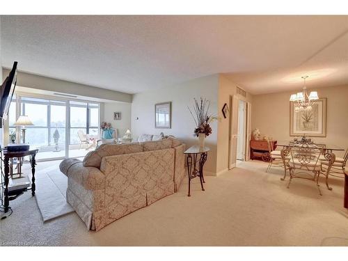 1008-265 Westcourt Place, Waterloo, ON - Indoor Photo Showing Living Room