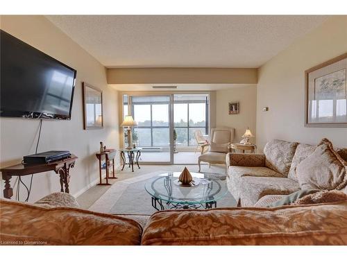 1008-265 Westcourt Place, Waterloo, ON - Indoor Photo Showing Living Room