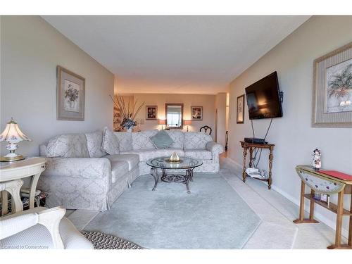 1008-265 Westcourt Place, Waterloo, ON - Indoor Photo Showing Living Room