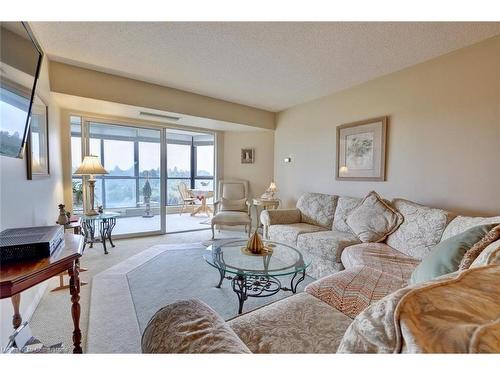 1008-265 Westcourt Place, Waterloo, ON - Indoor Photo Showing Living Room