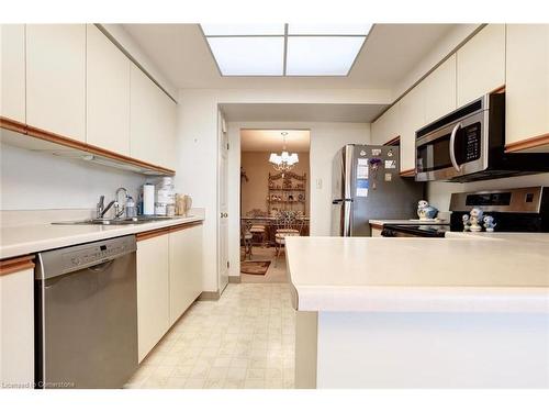 1008-265 Westcourt Place, Waterloo, ON - Indoor Photo Showing Kitchen