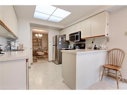 1008-265 Westcourt Place, Waterloo, ON - Indoor Photo Showing Kitchen