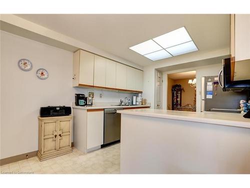 1008-265 Westcourt Place, Waterloo, ON - Indoor Photo Showing Kitchen