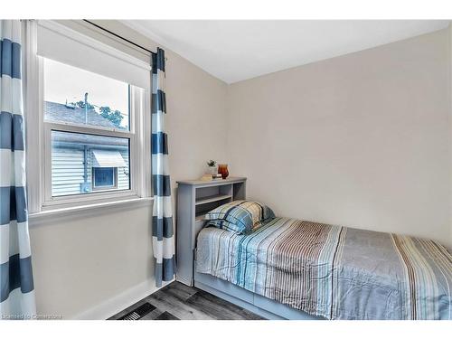 153 Highbury Avenue N, London, ON - Indoor Photo Showing Bedroom