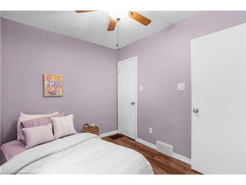 392 East 43Rd Street, Hamilton, ON - Indoor Photo Showing Bedroom