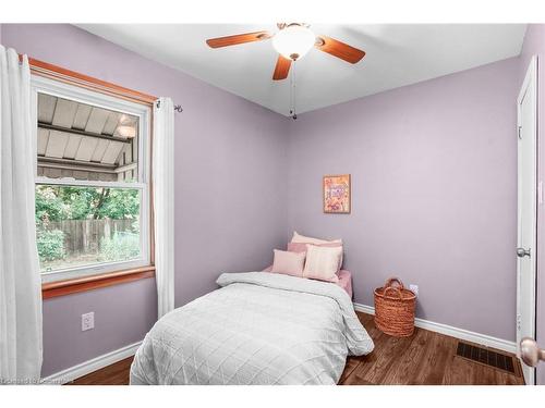 392 East 43Rd Street, Hamilton, ON - Indoor Photo Showing Bedroom