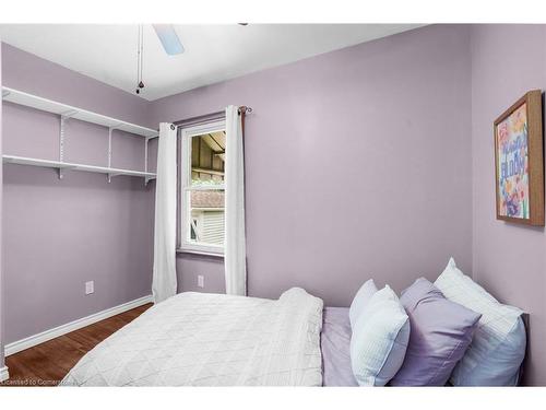 392 East 43Rd Street, Hamilton, ON - Indoor Photo Showing Bedroom