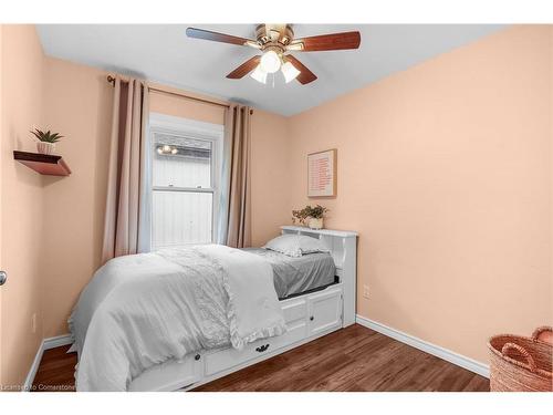 392 East 43Rd Street, Hamilton, ON - Indoor Photo Showing Bedroom